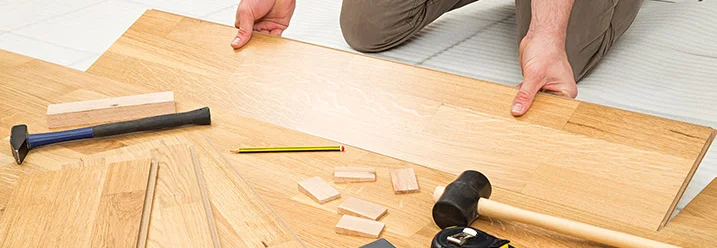 Person verlegt Laminat